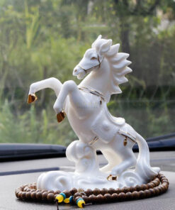 Tượng ngựa phong thủy đặt oto
