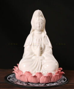 Tượng Quan Âm tọa đài sen bày trên oto