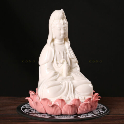 tuong-quan-am-toa-dai-sen-de-oto 2 Tượng Quan Âm tọa đài sen bày trên oto