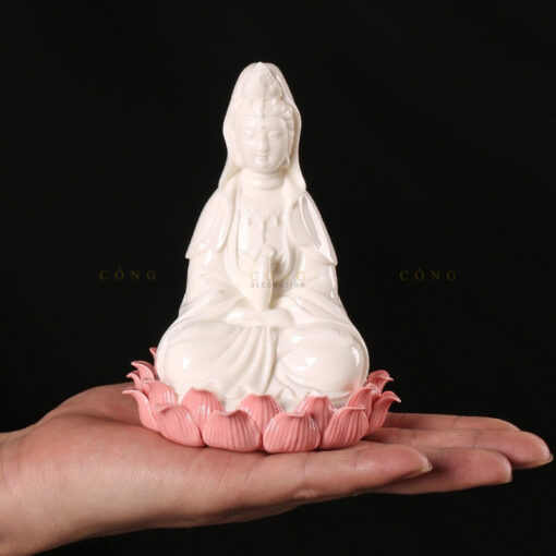 tuong-quan-am-toa-dai-sen-de-oto 4 Tượng Quan Âm tọa đài sen bày trên oto