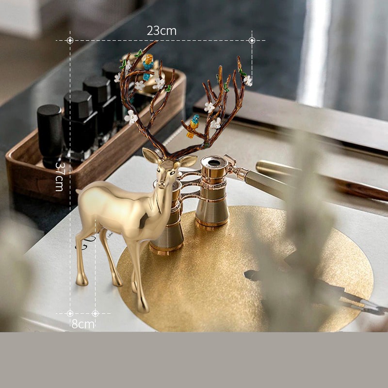 Mô hình con hươu bằng đồng bày kệ tivi