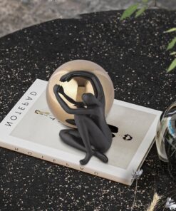 Tượng nghệ thuật ôm bóng trang trí kệ tivi