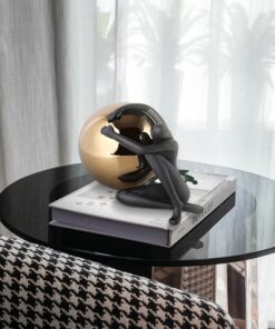 Tượng nghệ thuật ôm bóng trang trí kệ tivi