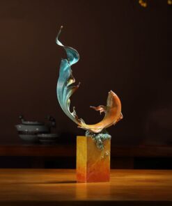 Tượng cá chép uốn mình bằng đồng