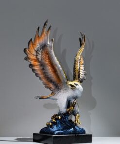 Tượng đại bàng tung cánh trên núi