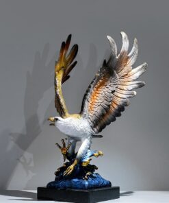 Tượng đại bàng tung cánh trên núi