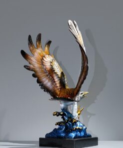 Tượng đại bàng tung cánh trên núi