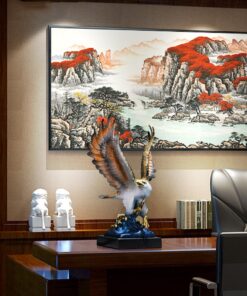 Tượng đại bàng tung cánh trên núi