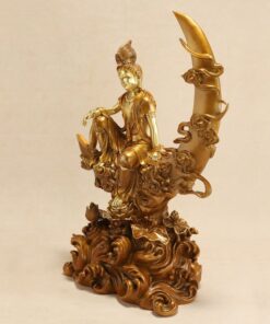 Tượng Quan Âm Bồ Tát trên cung trăng