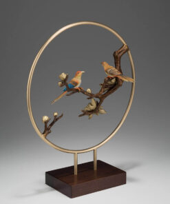 Đôi chim khuyên đậu cành mai trang trí phòng khách