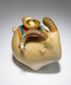 Tượng dê cõng thỏi vàng bằng đồng đẹp