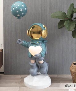 Tượng phi hành gia màu xanh ôm trái tim