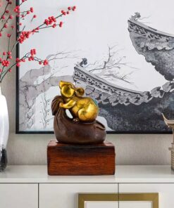 Tượng chuột ôm túi tiền