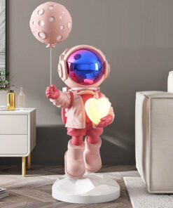 Tượng decor phi hành gia màu hồng ôm trái tim
