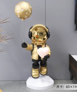 Tượng phi hành gia màu vàng ôm trái tim