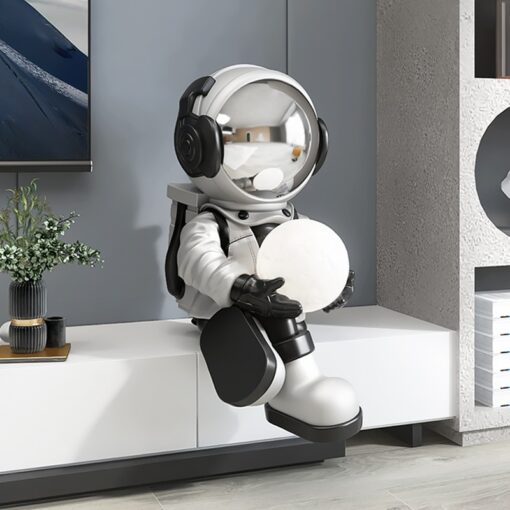 Mô hình phi hành gia ngồi kệ tivi Mô hình phi hành gia ngồi kệ tivi