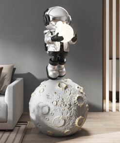 Tượng decor phi hành gia nhí ôm bóng trên mặt trăng