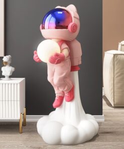 Phi hành gia cưỡi tên lửa ôm mặt trăng màu hồng