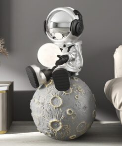 Mẫu decor để sàn tượng phi hành gia nhí trên mặt trăng