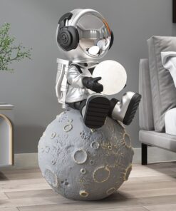 Tượng phi hành gia nhí ngồi trên mặt trăng để sàn phòng khách