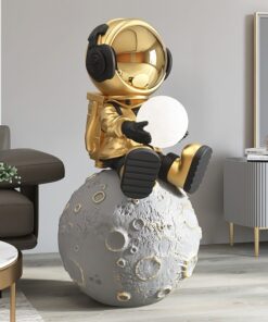 tượng decor để sàn phi hành gia nhí ngồi trên mặt trăng