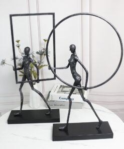 Tượng người cầm hình khối