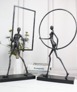 Tượng người cầm hình khối