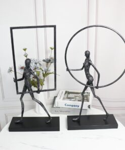 Tượng người cầm hình khối