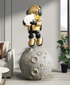 Tượng decor để sàn phi hành gia nhí trên mặt trăng