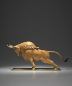 Tượng bò tót ngậm tiền vàng