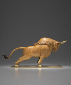 Tượng bò tót ngậm tiền vàng