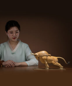 Tượng bò tót ngậm tiền vàng