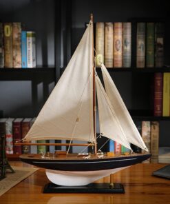 Thuyền buồm trang trí bàn làm việc