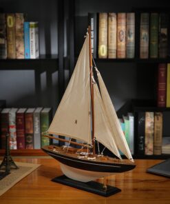 Thuyền buồm trang trí bàn làm việc