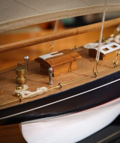 Thuyền buồm trang trí bàn làm việc