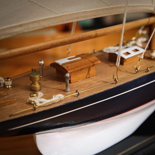thuyen-buom-de-ban-lam-viec 4 Thuyền buồm trang trí bàn làm việc