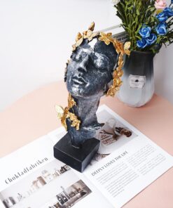 Tượng cô gái hoa mai vàng thiết kế lạ mắt