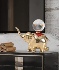 Tượng voi cõng quả cầu pha lê