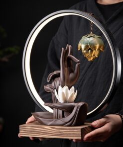 Thác khói trầm hương tay Phật