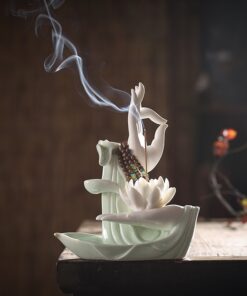 Thác khói trầm hương bàn tay Phật