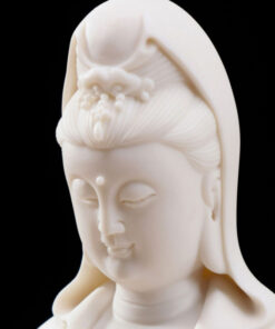 Tượng Quan Thế Âm Bồ Tát bằng sứ trắng