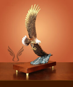Tượng đại bàng bằng đồng tung cánh bắt mồi