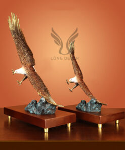 Quà tặng sếp Tượng đại bàng bằng đồng tung cánh bắt mồi