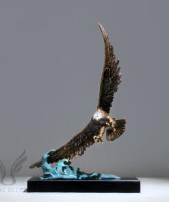 Tượng đại bàng phong thủy để bàn chao cánh giữa biển khơi