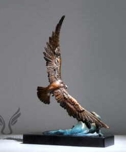 Mẫu tượng đại bàng tung cánh giữa biển khơi để bàn