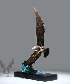 Tượng đại bàng tung cánh giữa biển khơi để bàn