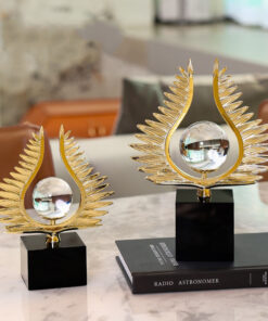 Mô hình đôi cánh và quả cầu pha lê