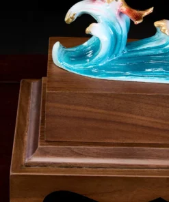 Tượng đại bàng cưỡi sóng biển