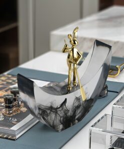 Tượng Thỏ Peter chèo thuyền