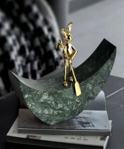 Tượng Thỏ Peter chèo thuyền